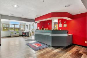 Khu vực sảnh/lễ tân tại Ramada Limited by Wyndham, Bloomington I-55 & I-74 IL