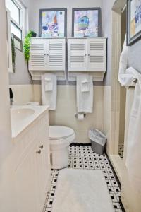 une salle de bain avec des toilettes blanches et un lavabo dans l'établissement Holiday stays now available! Easy beach access!, à New Smyrna Beach 12 autres photos