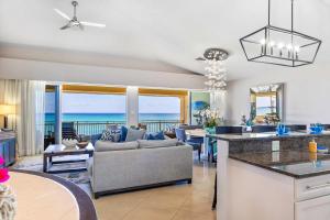 une cuisine et un salon avec vue sur l'océan dans l'établissement Laguna Del Mar #19 - Seven Mile Beach, à Dog City