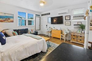 une chambre avec un lit et une télévision à écran plat dans l'établissement Holiday stays now available! Easy beach access!, à New Smyrna Beach