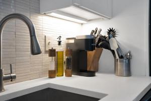 eine Küchentheke mit einer Kaffeemaschine und Küchenutensilien in der Unterkunft Elegant Stay Across From Fq W Free Parking in New Orleans + 34 Fotos