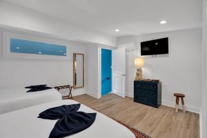 ein Schlafzimmer mit zwei Betten und einem Flachbildfernseher in der Unterkunft Elegant Stay Across From Fq W Free Parking in New Orleans