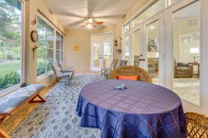 una veranda riparata con tavolo e sedie di Great for Golfers and Equestrians! Refined Ocala Gem a Ocala Ridge