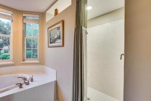 un bagno con doccia e lavandino di Great for Golfers and Equestrians! Refined Ocala Gem a Ocala Ridge Altre 24 foto