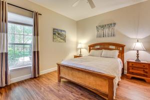 una camera da letto con un letto e una grande finestra di Great for Golfers and Equestrians! Refined Ocala Gem a Ocala Ridge