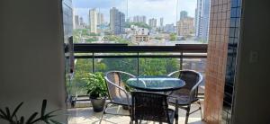 un balcone con tavolo e sedie e vista sulla città di Apartamento 2 quartos COP 30 a Belém