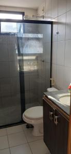 un bagno con wc e doccia in vetro di Apartamento 2 quartos COP 30 a Belém