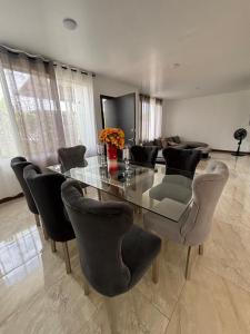 a dining room with a glass table and chairs at Casa en Puyo Amazonía in Puyo
