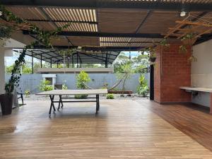 a large patio with a table in the middle of it at Casa en Puyo Amazonía "Villa Coral" in Puyo