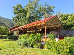 a house with a red roof and a yard at Linda Casa Granizo, Olmue in El Cerrillo