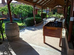 a wooden table with a wooden barrel in a patio at Linda Casa Granizo, Olmue in El Cerrillo +4 photos