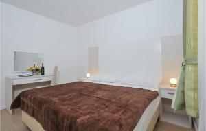 Amazing Apartment In Privlaka في Glavan: غرفة نوم بسرير وطاولتين ومرآة