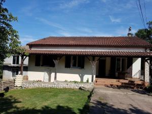 a small white house with a red roof at Les coquelicots in Villeneuve-sur-Lot
