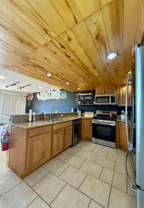 Kuchyň nebo kuchyňský kout v ubytování Luxury Natures Retreat