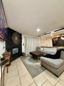 TV a/nebo společenská místnost v ubytování Luxury Natures Retreat + 66 fotografií