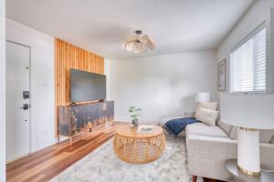 Una sala de estar con un sofá y un televisor. en Stay Portland - Amazing Giant Studio in Brooklyn, en Portland