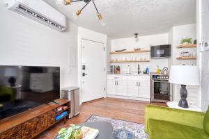 una sala de estar con un sofá y una mesa en Stay Portland - Beautiful Brooklyn 1 Bed Apt, en Portland
