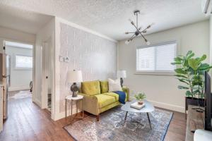 Una sala de estar con un sofá amarillo y una mesa. en Stay Portland - Beautiful Brooklyn 1 Bed Apt, en Portland