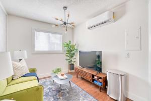 una sala de estar con un sofá y una mesa en Stay Portland - Beautiful Brooklyn 1 Bed Apt, en Portland