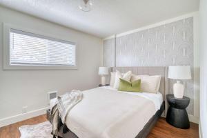 Un dormitorio con una cama con sábanas blancas y una ventana. en Stay Portland - Beautiful Brooklyn 1 Bed Apt, en Portland 34 fotos más
