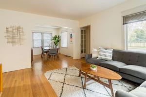 ein Wohnzimmer mit Sofa und Tisch in der Unterkunft Stay Portland - HeartofBuckman MidCentury Dream 86 WalkScore 3BR in Portland