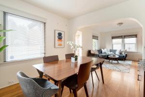ein Wohnzimmer mit einem Holztisch und Stühlen in der Unterkunft Stay Portland - HeartofBuckman MidCentury Dream 86 WalkScore 3BR in Portland