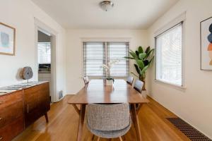 ein Esszimmer mit einem Holztisch und Stühlen in der Unterkunft Stay Portland - HeartofBuckman MidCentury Dream 86 WalkScore 3BR in Portland + 39 Fotos
