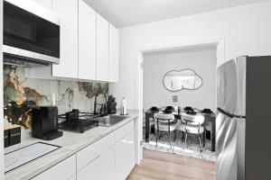 Kuchyň nebo kuchyňský kout v ubytování Deluxe 3 Bed Apt Min to NYC + 13 fotografií