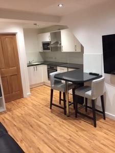 a kitchen with a table and chairs in a room at Modern 1 Bed City Centre Flat in Nottingham +11 photos