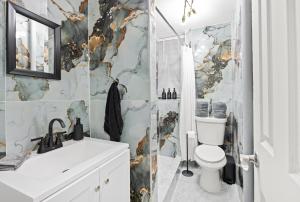 Koupelna v ubytování Deluxe 3 Bed Apt Min to NYC