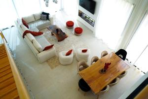 un salon avec un canapé et une table dans l'établissement Villa Lily, à Tameslouht