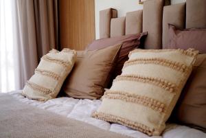 - un lit avec des oreillers dans l'établissement Villa Lily, à Tameslouht 28 autres photos