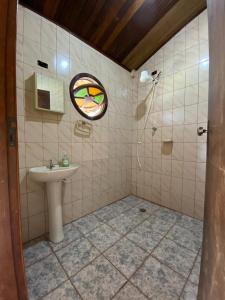 Koupelna v ubytování Quartos em Casa de Madeira no Alto da Serra - PetFriendly + 27 fotografií