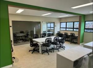 una sala de conferencias con mesas y sillas y una pared verde en NOVO frente ao Mar - 750m da Orla e Pq dos Ventos - Oceanfront - 3 Guests, en Salvador 27 fotos más