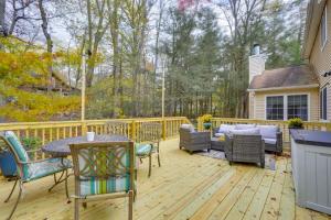 une terrasse en bois avec des chaises et une table dans l'établissement Private Hot Tub! Tobyhanna Getaway 12 Mi to Slopes, à Tobyhanna