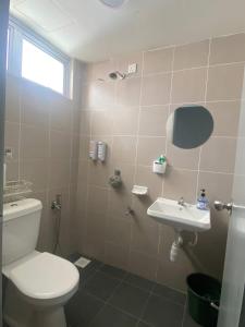 une salle de bain avec toilettes et lavabo dans l'établissement Puncak Damai Homestay Alor Gajah, à Kampong Jelatang 8 autres photos