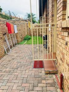 een stenen muur met een poort voor een gebouw bij Central but hidden Gem in the Burbs in Northriding