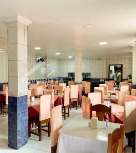a dining room filled with tables and chairs at Hotel Paraiso Belém in Belém