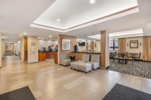 un hall d'entrée d'un hôpital avec un salon et une salle à manger dans l'établissement Best Western Plus Boulder Louisville, à Louisville
