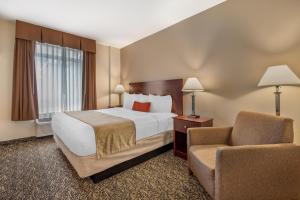 une chambre d'hôtel avec un lit et une chaise dans l'établissement Best Western Plus Boulder Louisville, à Louisville 30 autres photos