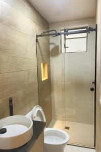 une salle de bains avec douche, toilettes et lavabo dans l'établissement Casa Larrea, à Cuenca 6 autres photos