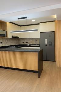 Il comprend une grande cuisine équipée d'un évier et d'un réfrigérateur. dans l'établissement Casa Larrea, à Cuenca