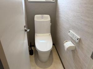 富良野市にあるFull House Furanoの個室に白いトイレがあるバスルーム