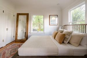 Postel nebo postele na pokoji v ubytování Stay Portland - BoHo Oasis in Ladd's Addition with 2 Beds