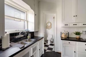 Kuchyň nebo kuchyňský kout v ubytování Stay Portland - BoHo Oasis in Ladd's Addition with 2 Beds