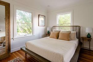 Postel nebo postele na pokoji v ubytování Stay Portland - BoHo Oasis in Ladd's Addition with 2 Beds + 11 fotografií