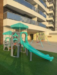 einen Spielplatz vor einem Gebäude mit Rutsche in der Unterkunft Espetacular Athenas Future in Belém + 14 Fotos