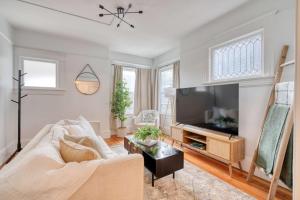 Et tv og/eller underholdning på Historic Craftsman - Fast WiFi - 2BR - King Bed