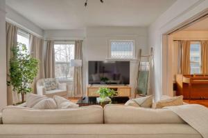 Et tv og/eller underholdning på Historic Craftsman - Fast WiFi - 2BR - King Bed