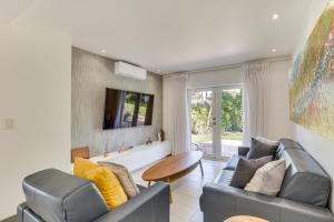 Una sala de estar con dos sofás y un televisor. en Relax in the Sun! Gem 1 Mi to Las Olas Beach, en Fort Lauderdale